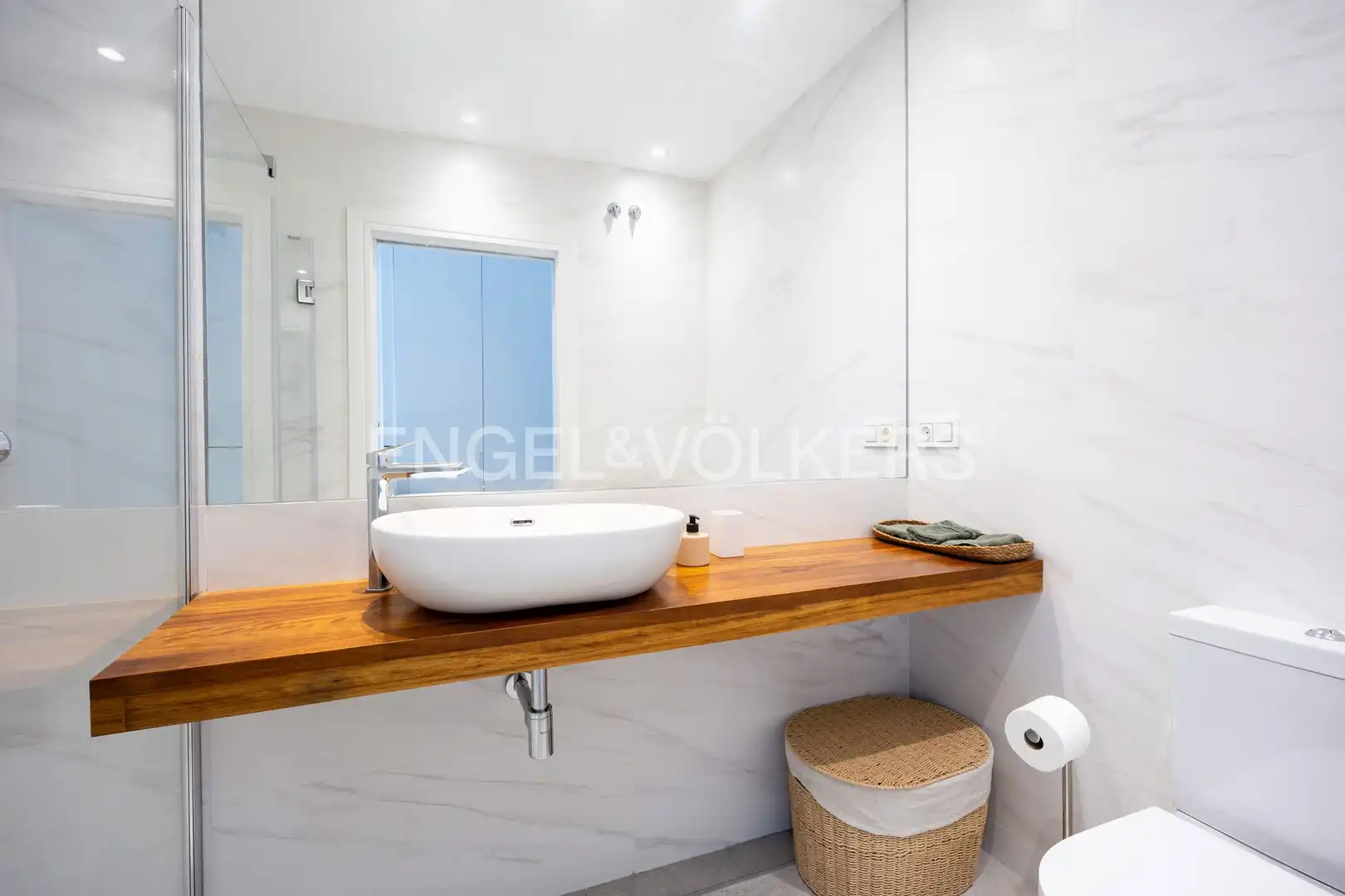 Bathroom of Attic for sale in Chipiona  with Air Conditioner, Heating and Terrace