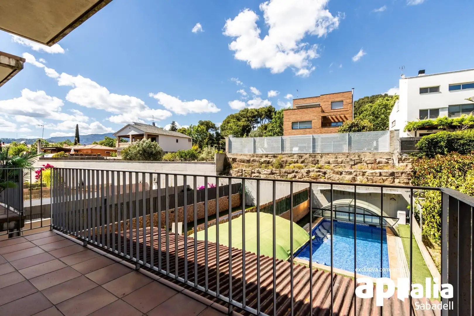 Vista exterior de Casa o xalet en venda en Castellar del Vallès amb Aire condicionat, Calefacció i Jardí privat