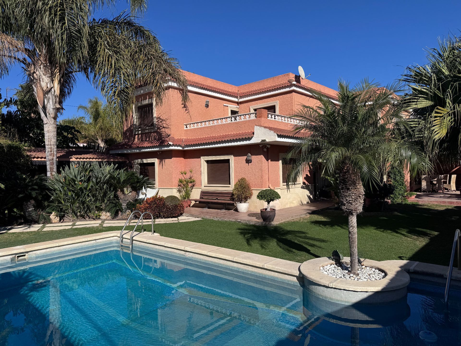 Vista exterior de Casa o xalet en venda en Roquetas de Mar amb Aire condicionat, Traster i Piscina