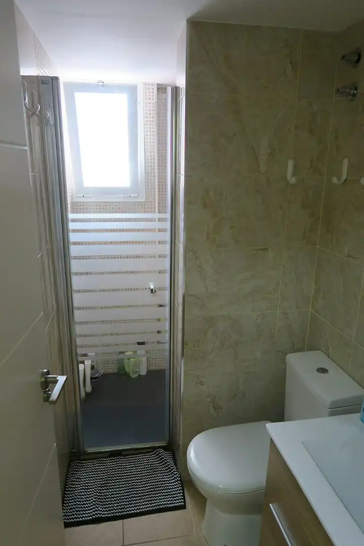 Badezimmer von Wohnung zur untervermieten in Sevilla mit Klimaanlage, Heizung und Möbliert