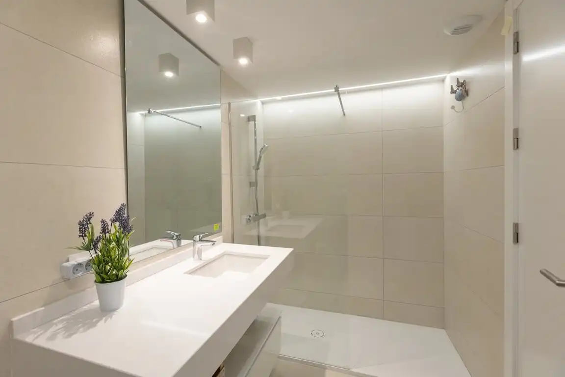 Baño de Apartamento de alquiler en Dénia con Aire acondicionado, Jardín privado y Terraza