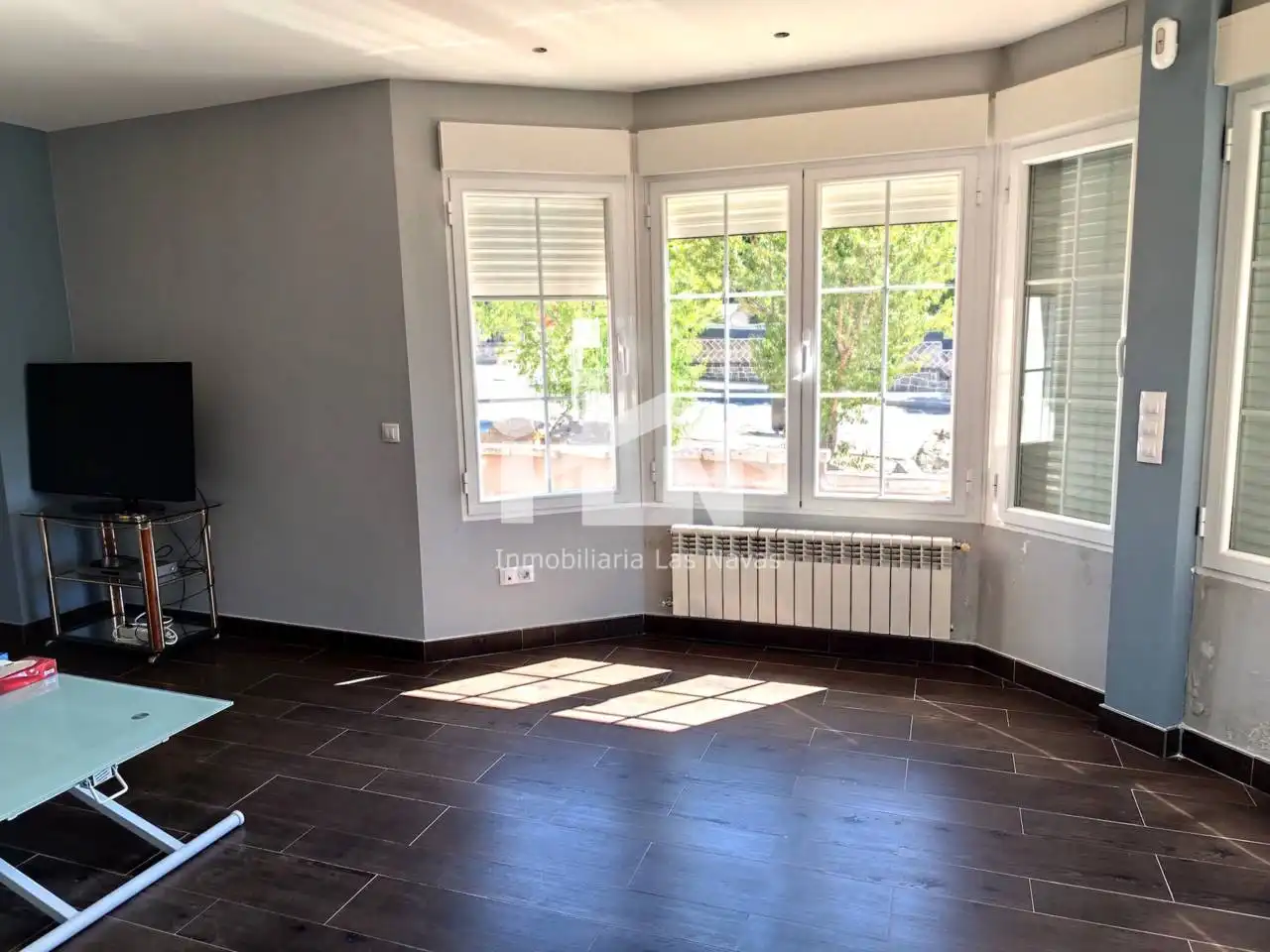 Sala d'estar de Casa o xalet en venda en Las Navas del Marqués  amb Calefacció, Jardí privat i Terrassa