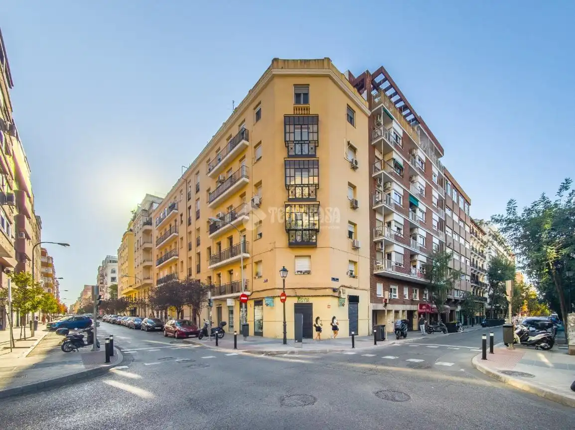 Pis amb ascensor en venda a Donoso cortés 39