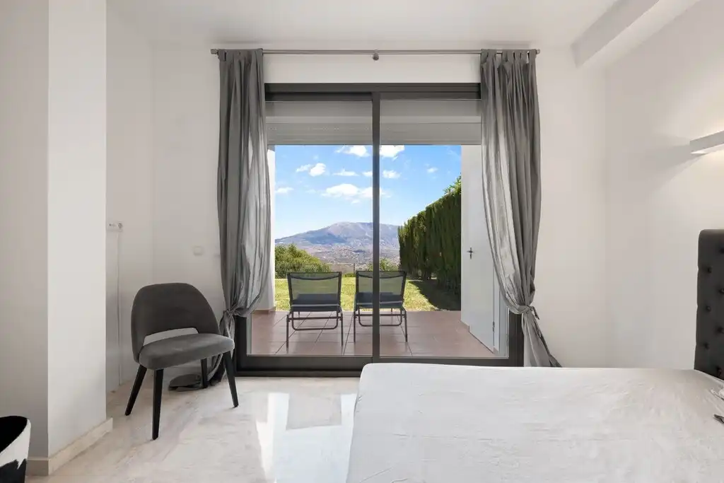 Habitación de Planta baja en venta en Ojén con Aire acondicionado, Jardín privado y Terraza