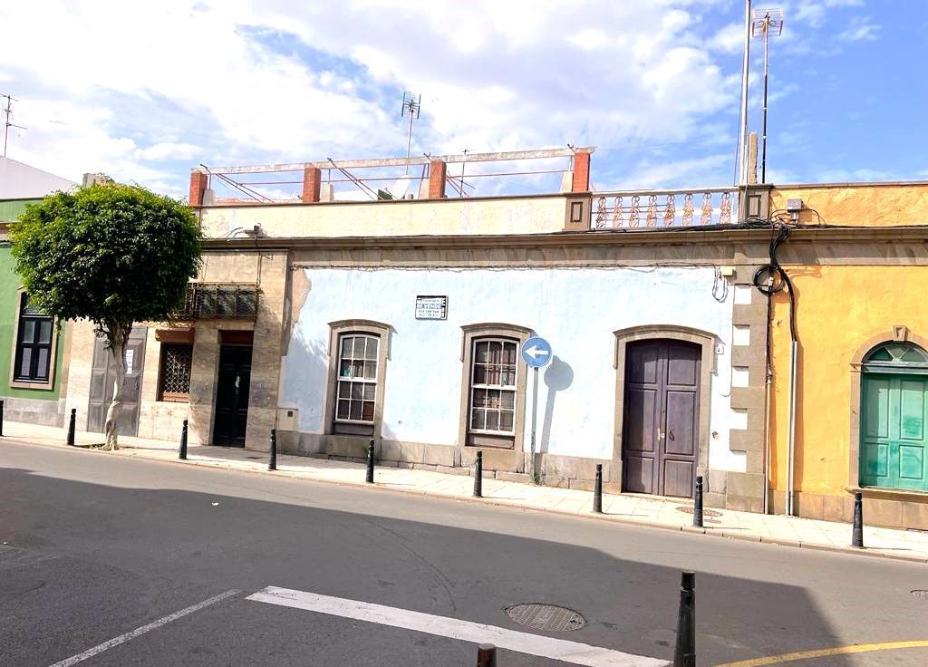 Vista exterior de Casa adosada en venda en Telde amb Calefacció, Terrassa i Traster