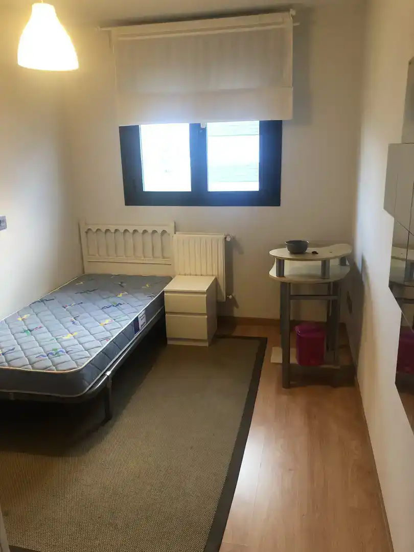 Habitación de Piso para compartir en Madrid con Parquet, Piscina y Amueblado