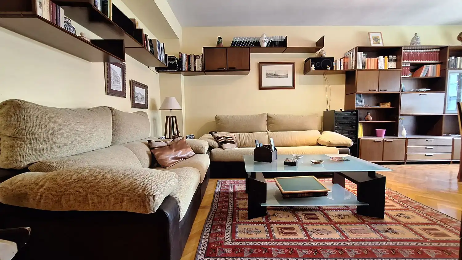 Sala de estar de Piso de alquiler en Oviedo  con Calefacción, Parquet y Amueblado