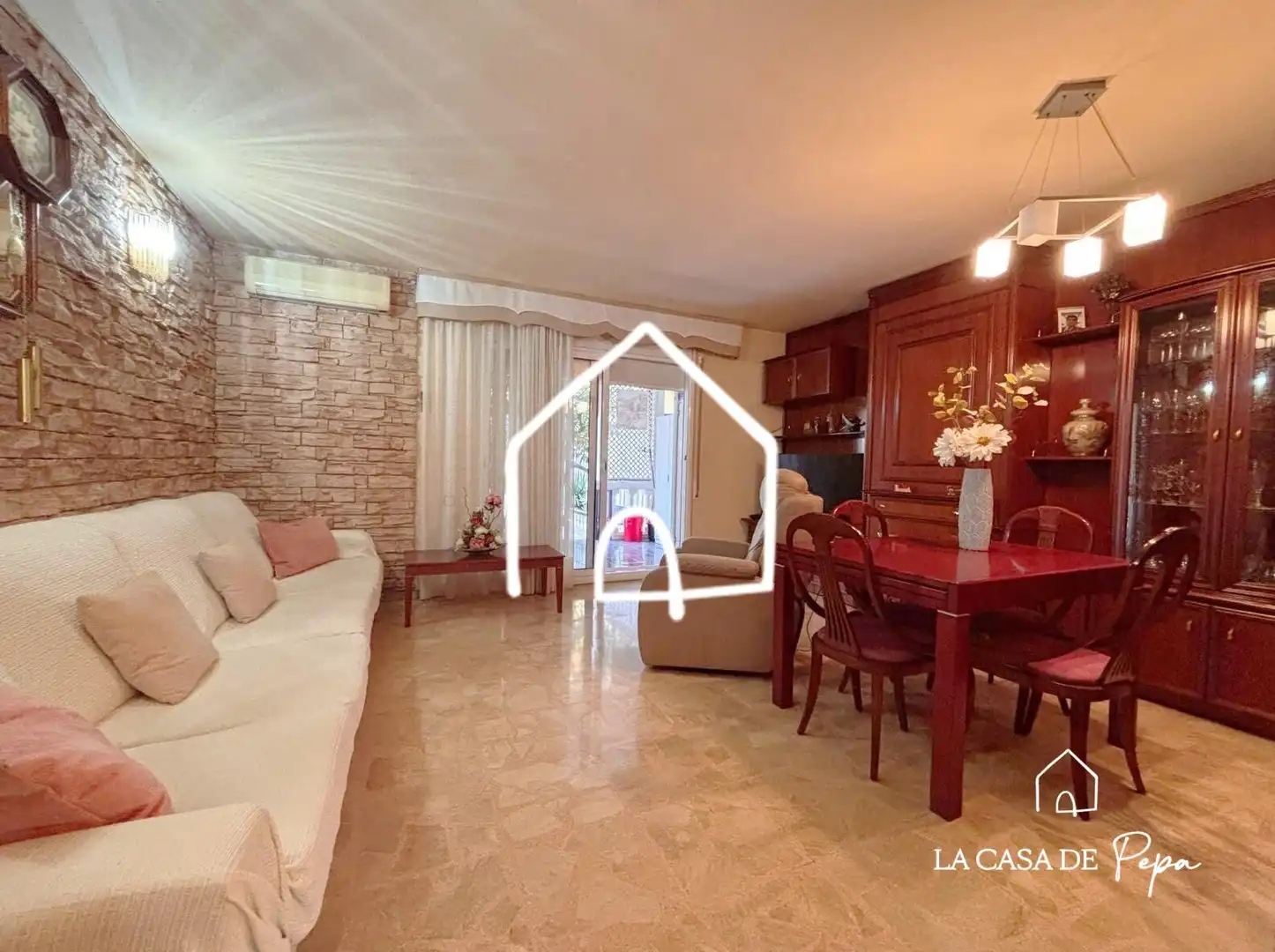 Sala de estar de Casa adosada en venta en Viladecans con Aire acondicionado, Calefacción y Jardín privado