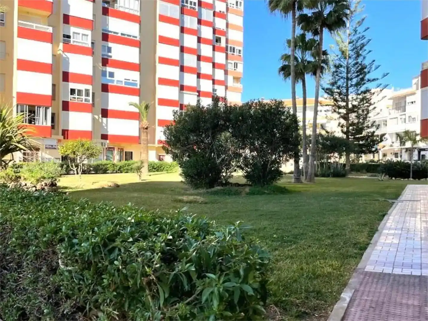 Außenansicht von Wohnungen zur Miete in Torrox mit Klimaanlage, Privatgarten und Schwimmbad