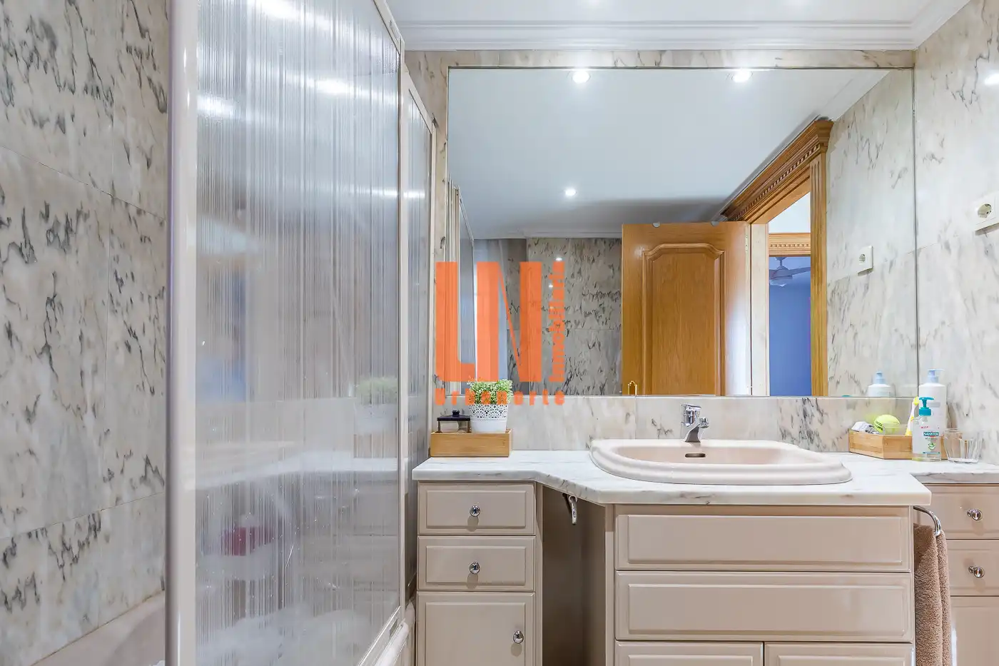 Baño de Casa adosada en venta en Madrid con Aire acondicionado, Calefacción y Jardín privado