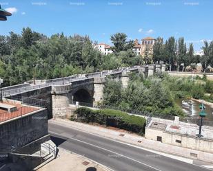 Vista exterior de Apartament en venda en León Capital  amb Calefacció, Terrassa i Traster