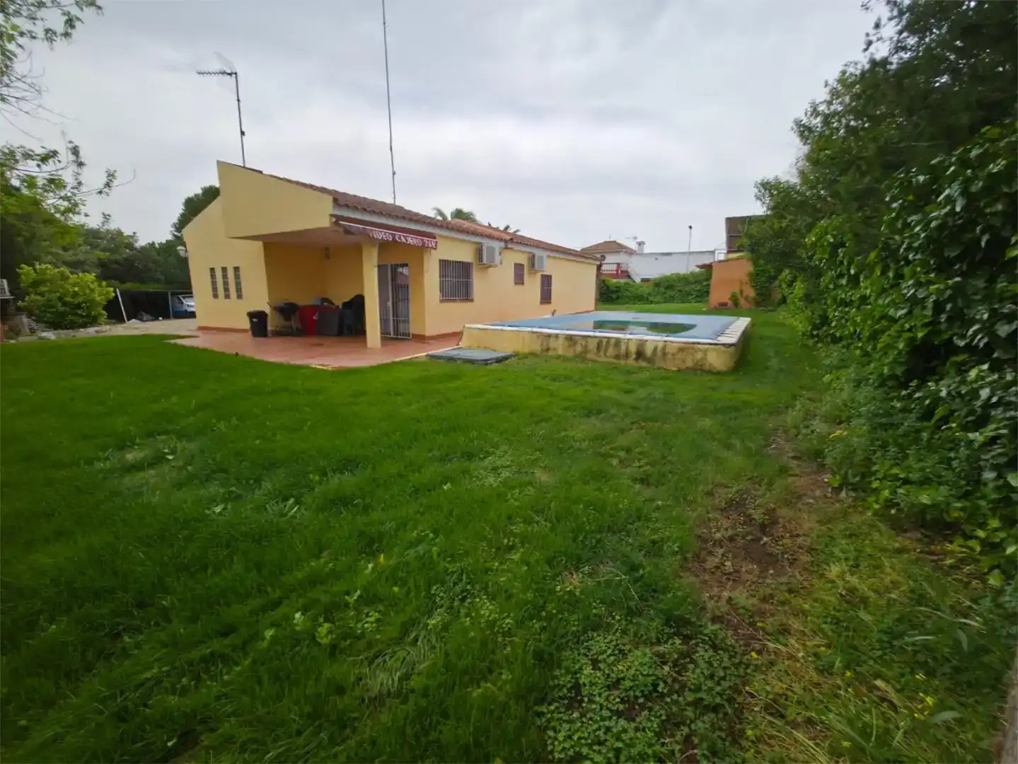 Vista exterior de Casa o xalet en venda en Badajoz Capital amb Aire condicionat i Piscina