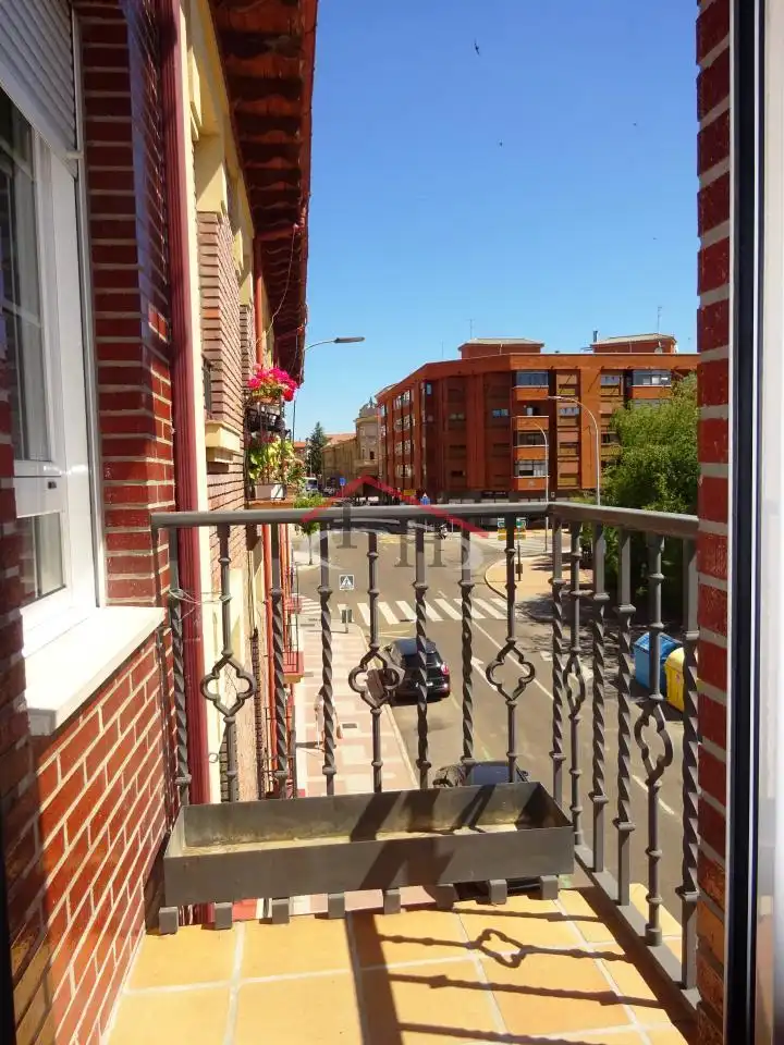 Außenansicht von Wohnung zur Miete in León Capital  mit Heizung, Parkett und Terrasse
