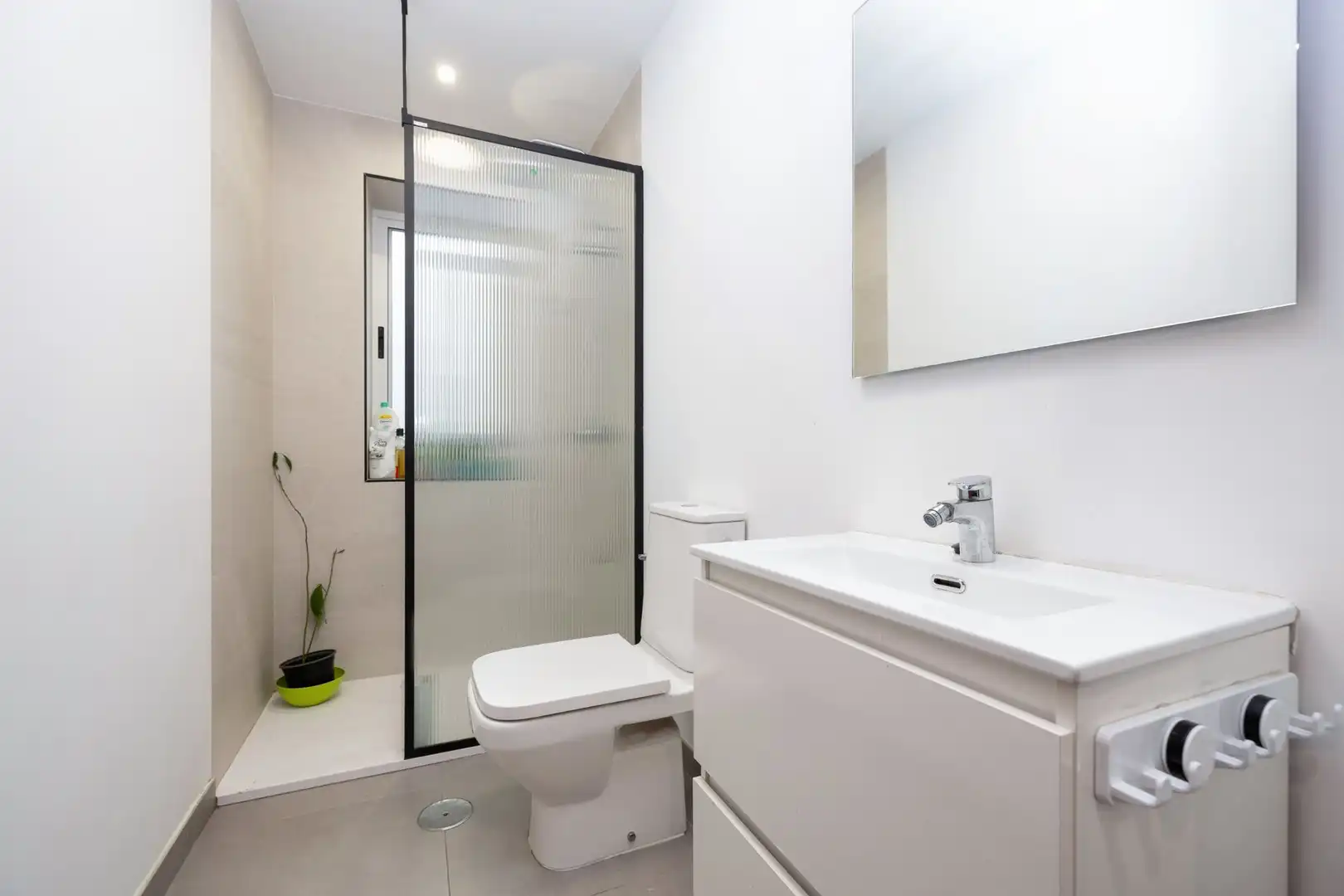 Bathroom of Flat for sale in Granada  with Air Conditioner and Heating