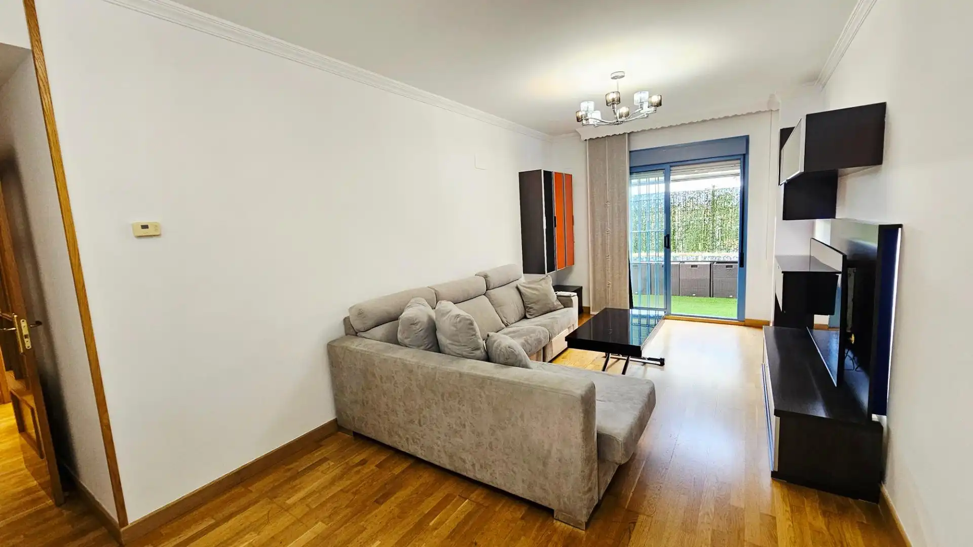 Sala d'estar de Planta baixa en venda en Málaga amb Aire condicionat, Jardí privat i Parquet