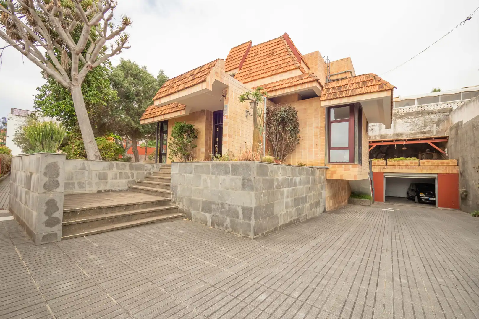 Vista exterior de Casa o xalet en venda en Las Palmas de Gran Canaria amb Aire condicionat, Jardí privat i Parquet