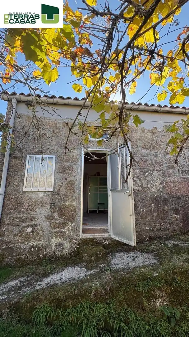 Vista exterior de Casa o xalet en venda en A Lama   amb Jardí privat