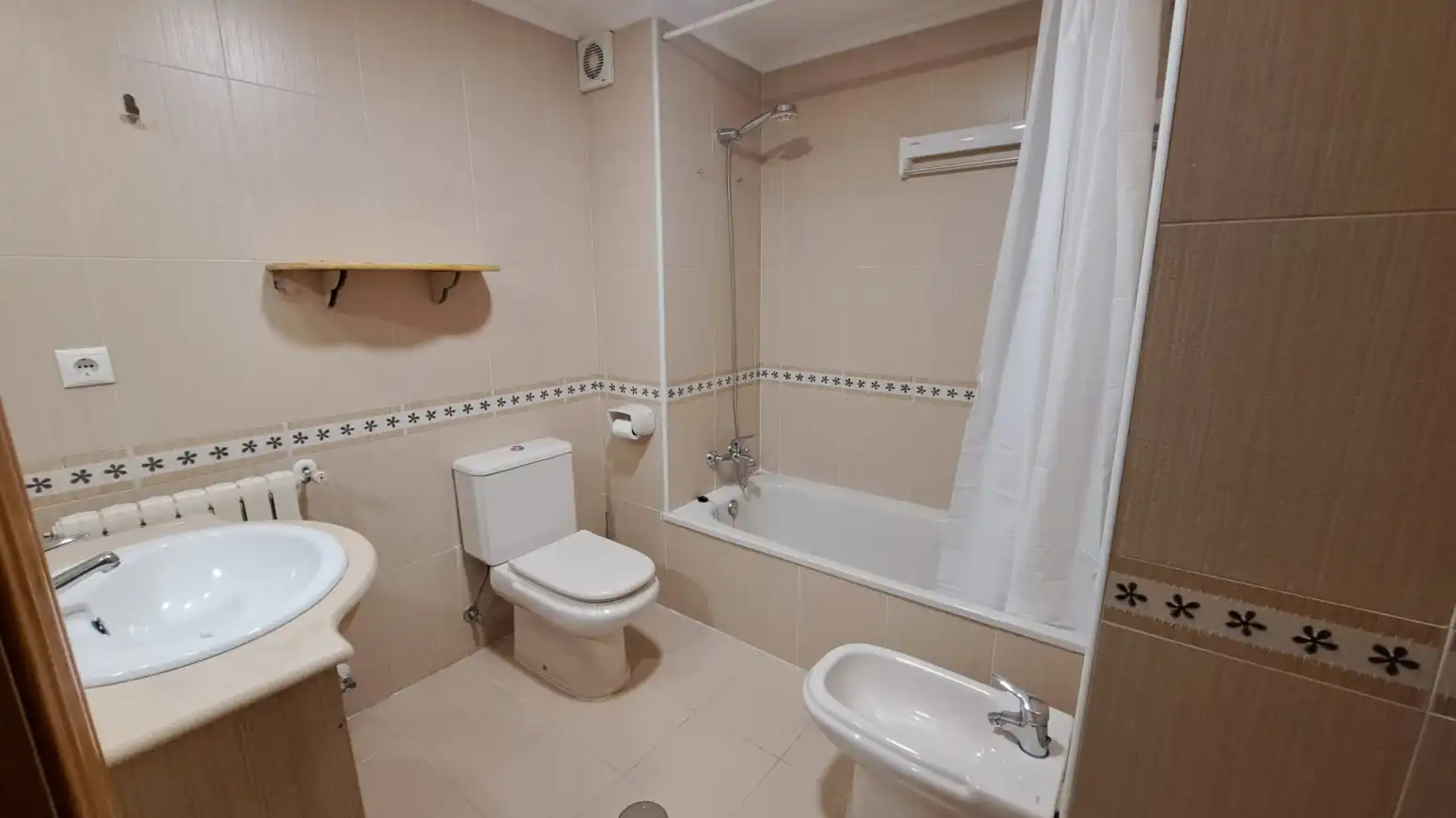 Baño de Piso de alquiler en Gijón  con Calefacción, Terraza y Trastero