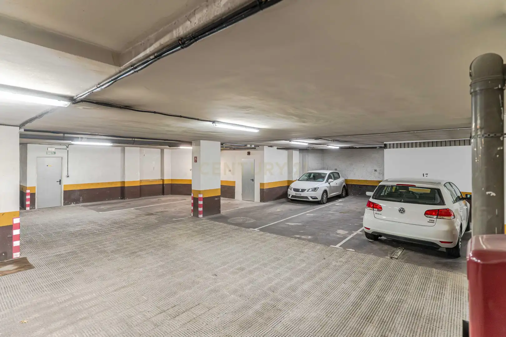 Parking de Dúplex en venta en Granada con Aire acondicionado, Jardín privado y Trastero
