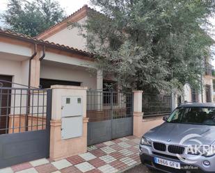 Vista exterior de Casa o xalet en venda en La Villa de Don Fadrique amb Terrassa