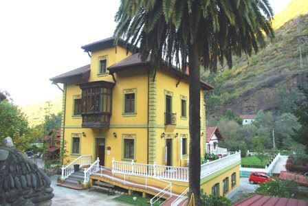 Vista exterior de Casa o xalet en venda en Mieres (Asturias) amb Calefacció, Jardí privat i Terrassa