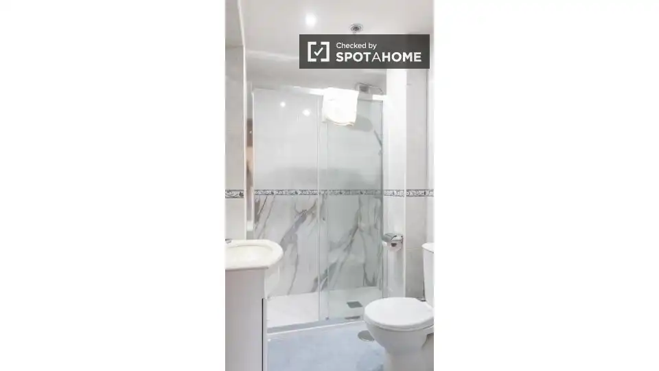 Bathroom of Flat for rent in Madrid  with Air Conditioner, Heating and Furnished