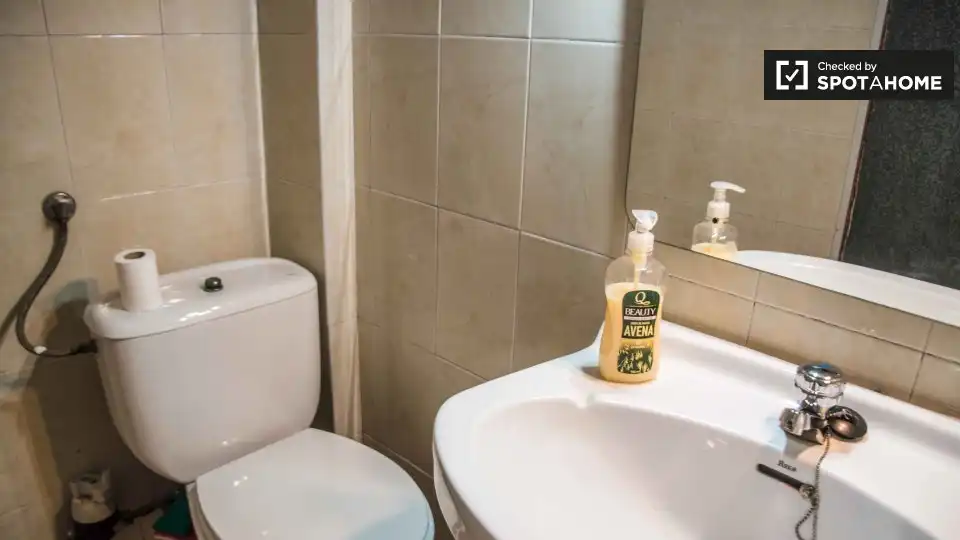 Bathroom of Flat for rent in Valencia  with Air Conditioner, Heating and Furnished