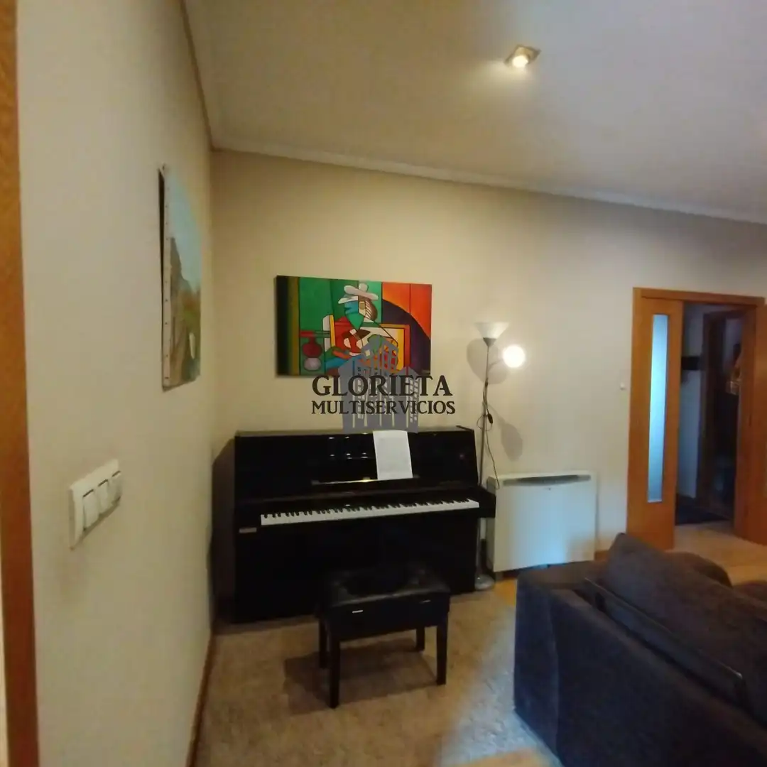 Sala d'estar de Casa o xalet en venda en Vigo  amb Calefacció, Terrassa i Traster