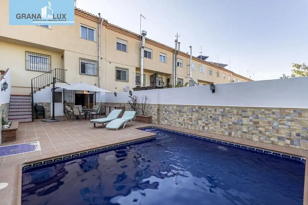 Piscina de Casa o chalet en venta en Vegas del Genil con Aire acondicionado, Calefacción y Terraza