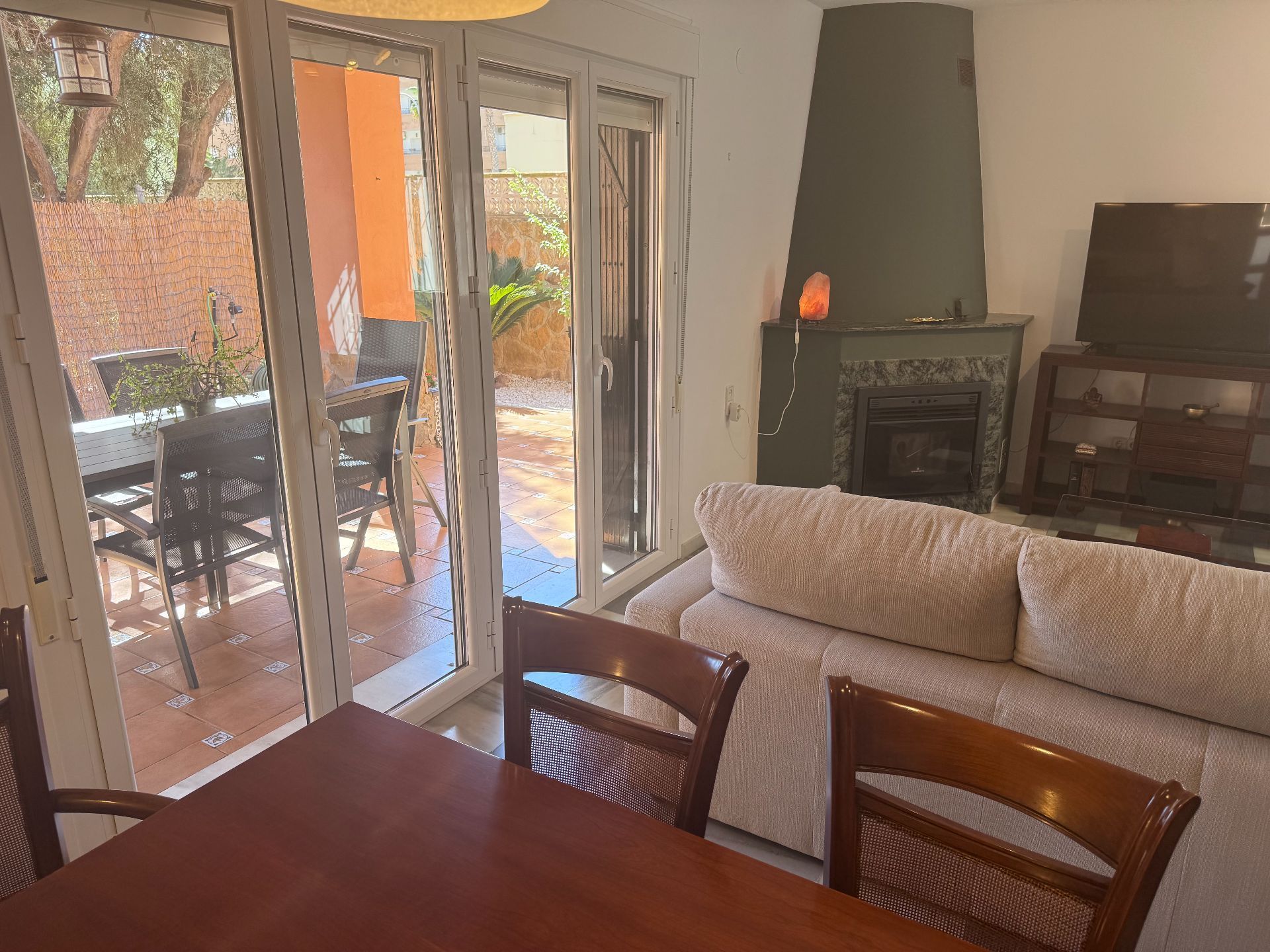 Sala d'estar de Casa o xalet en venda en Roquetas de Mar amb Aire condicionat, Jardí privat i Terrassa