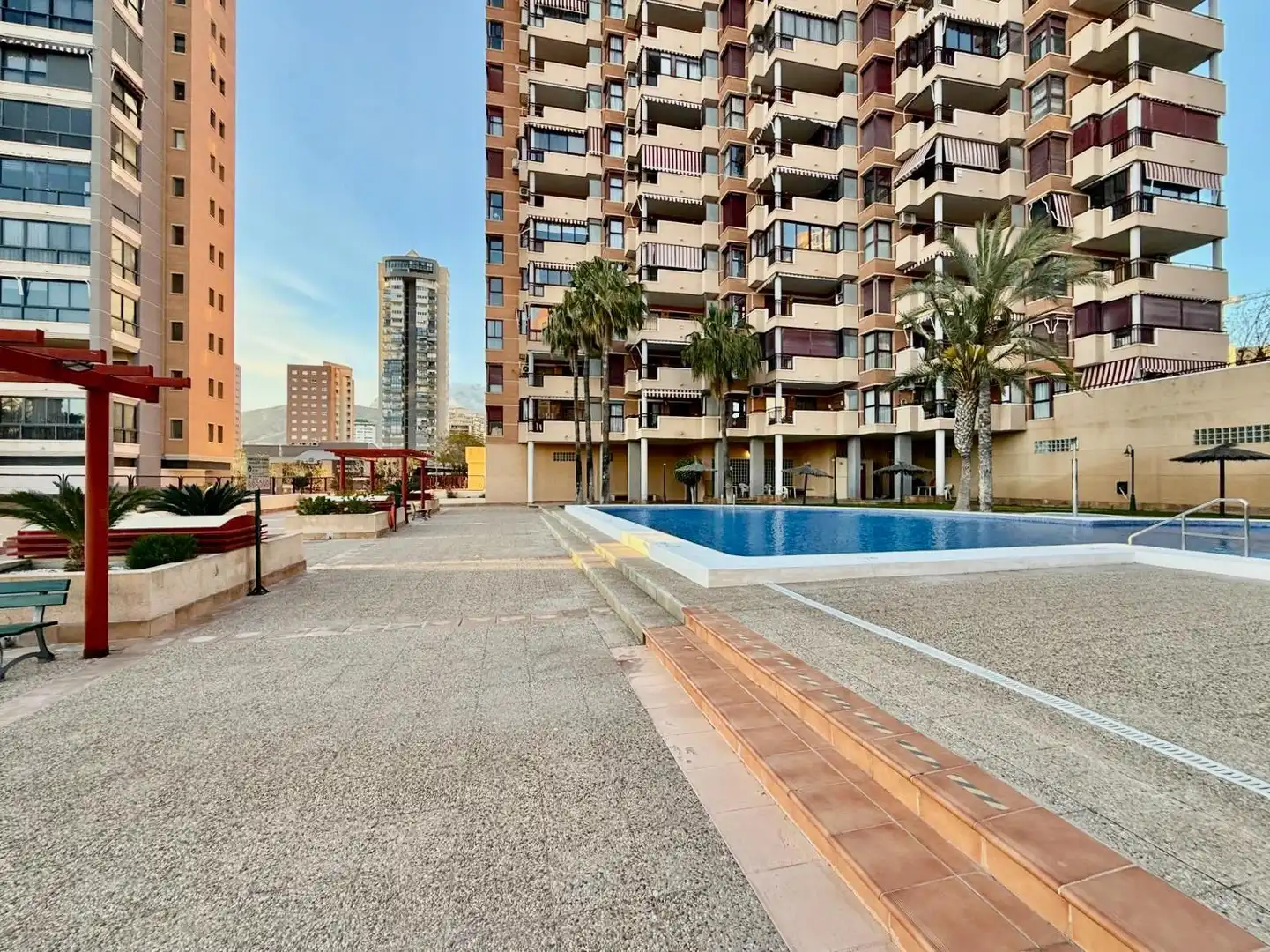 Piscina de Apartament en venda en Benidorm amb Aire condicionat, Calefacció i Jardí privat