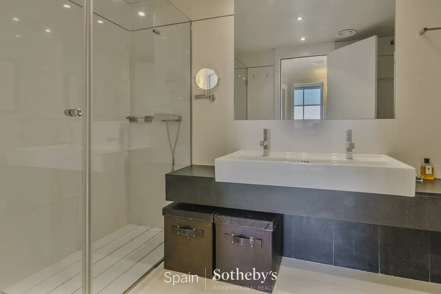 Baño de Ático en venta en Barcelona con Calefacción, Terraza y Trastero