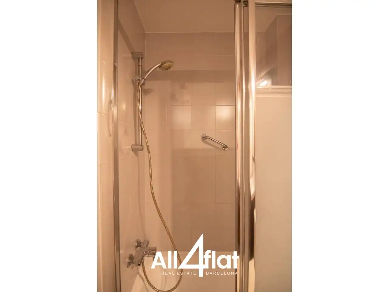 Baño de Piso de alquiler en Barcelona con Parquet y Balcón