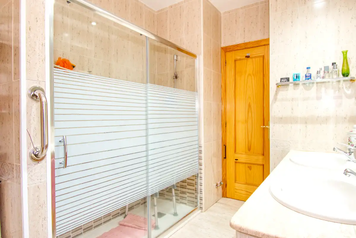 Baño de Casa o chalet en venta en Nuevo Baztán con Aire acondicionado, Calefacción y Jardín privado