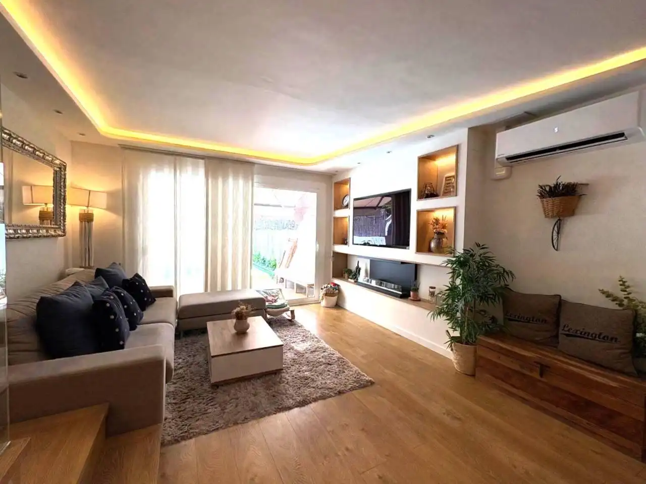 Sala de estar de Casa adosada en venta en Sant Cugat del Vallès con Aire acondicionado, Calefacción y Parquet