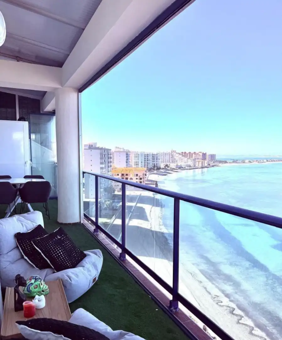 Terrasse von Dachboden zum Verkauf in La Manga del Mar Menor mit Klimaanlage, Abstellraum und Möbliert
