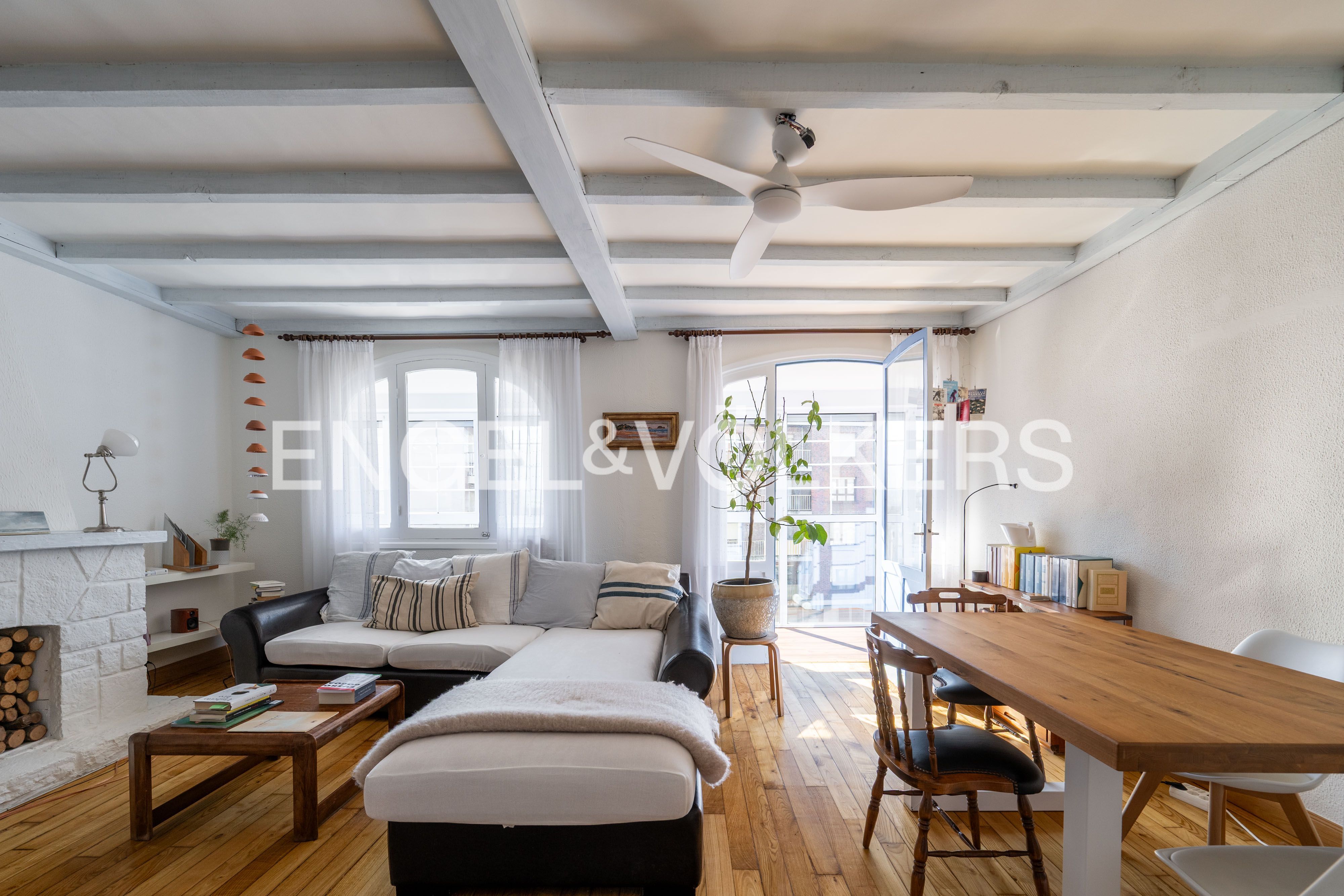 Sala d'estar de Àtic en venda en Irun  amb Calefacció, Moblat i Balcó