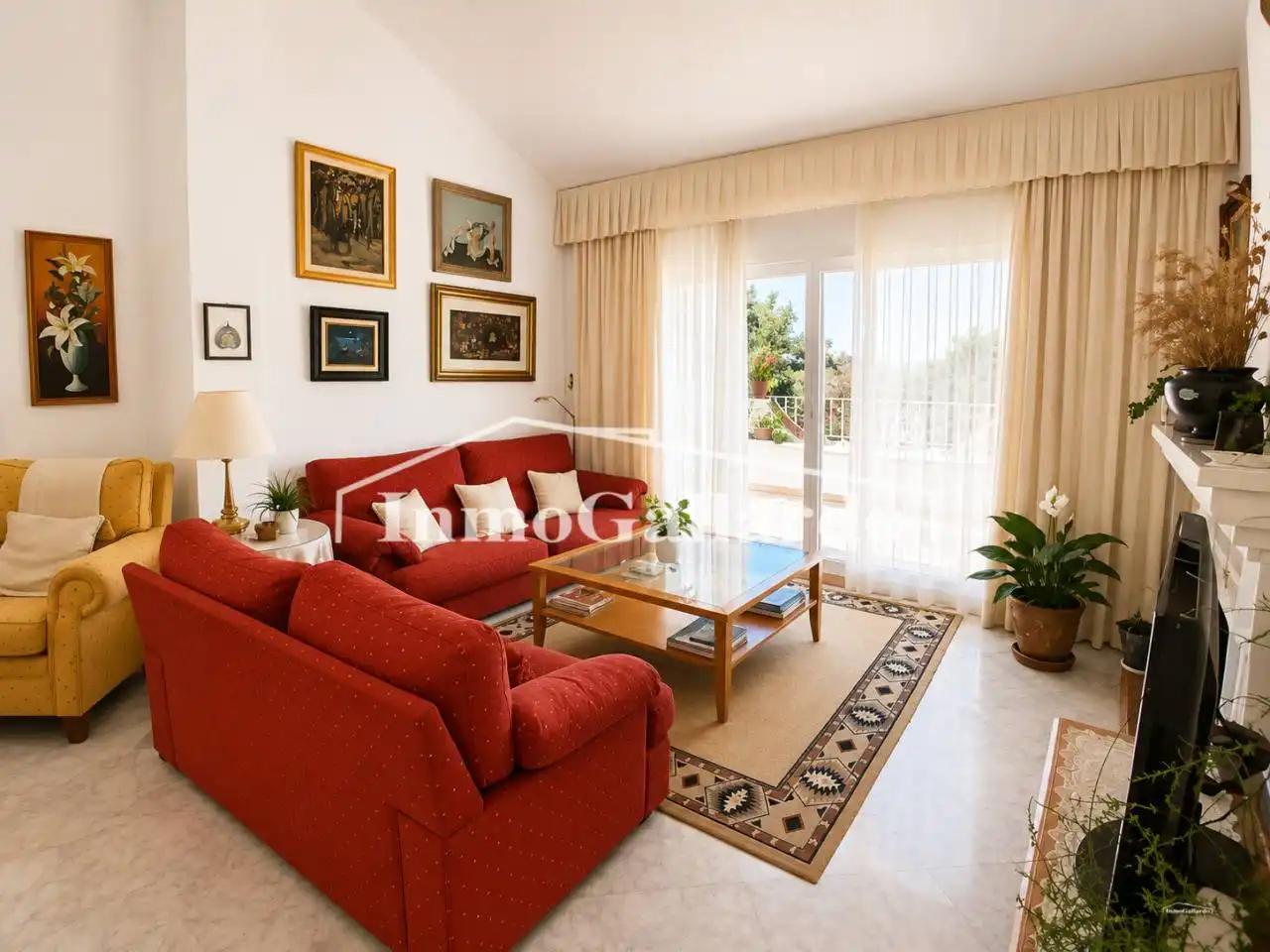 Sala d'estar de Casa adosada en venda en Málaga amb Aire condicionat, Jardí privat i Terrassa