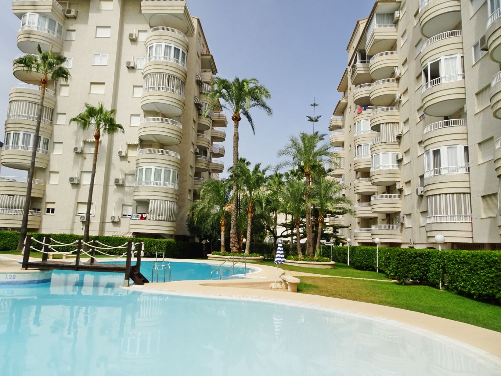Piscina de Apartament de lloguer en Gandia amb Aire condicionat, Terrassa i Moblat