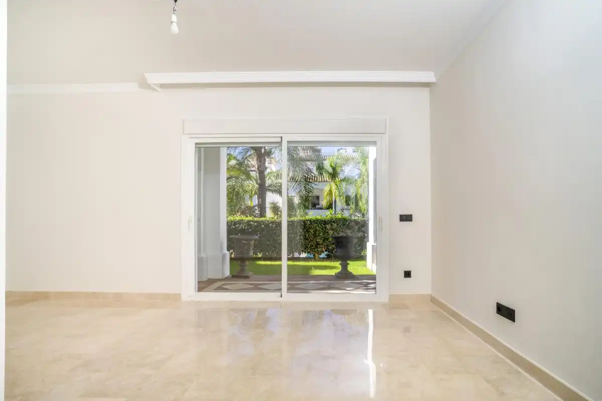Erdgeschoss zum Verkauf in Marbella mit Klimaanlage, Heizung und Privatgarten