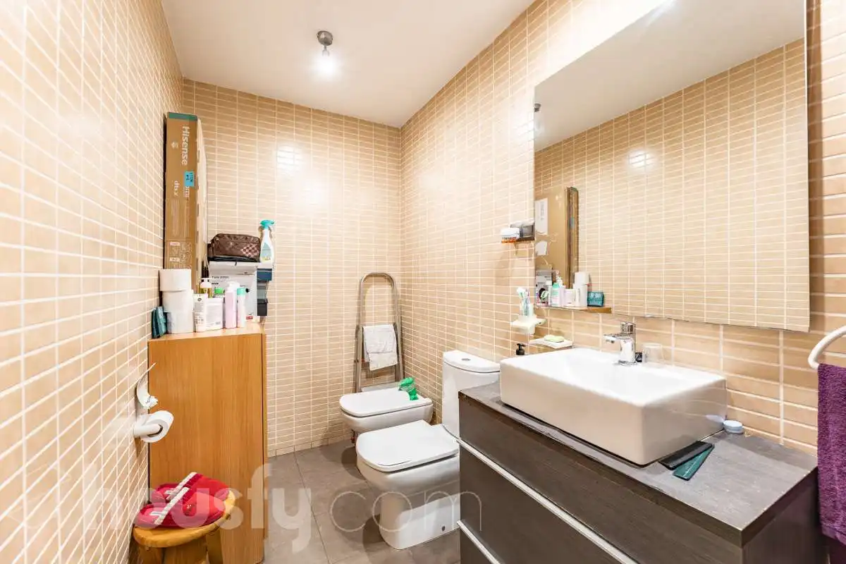 Bathroom of Ground floor for sale in Sabadell  with Air Conditioner, Heating and Parquet flooring