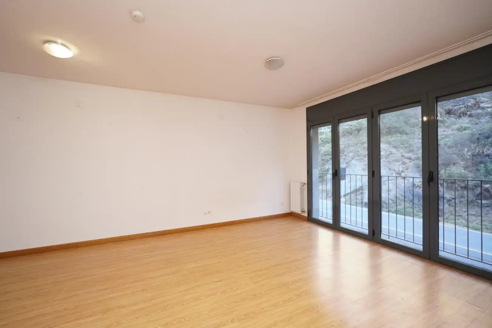 Image 2 of the listing