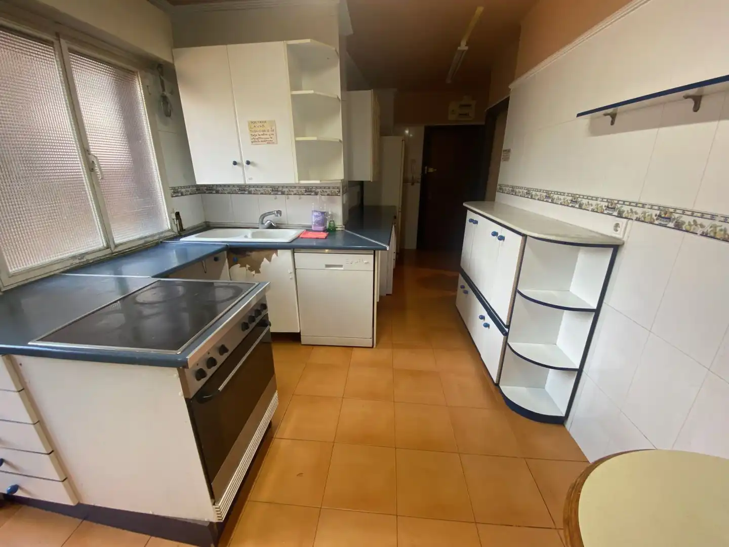 Cuina de Pis en venda en Oviedo  amb Calefacció, Terrassa i Traster