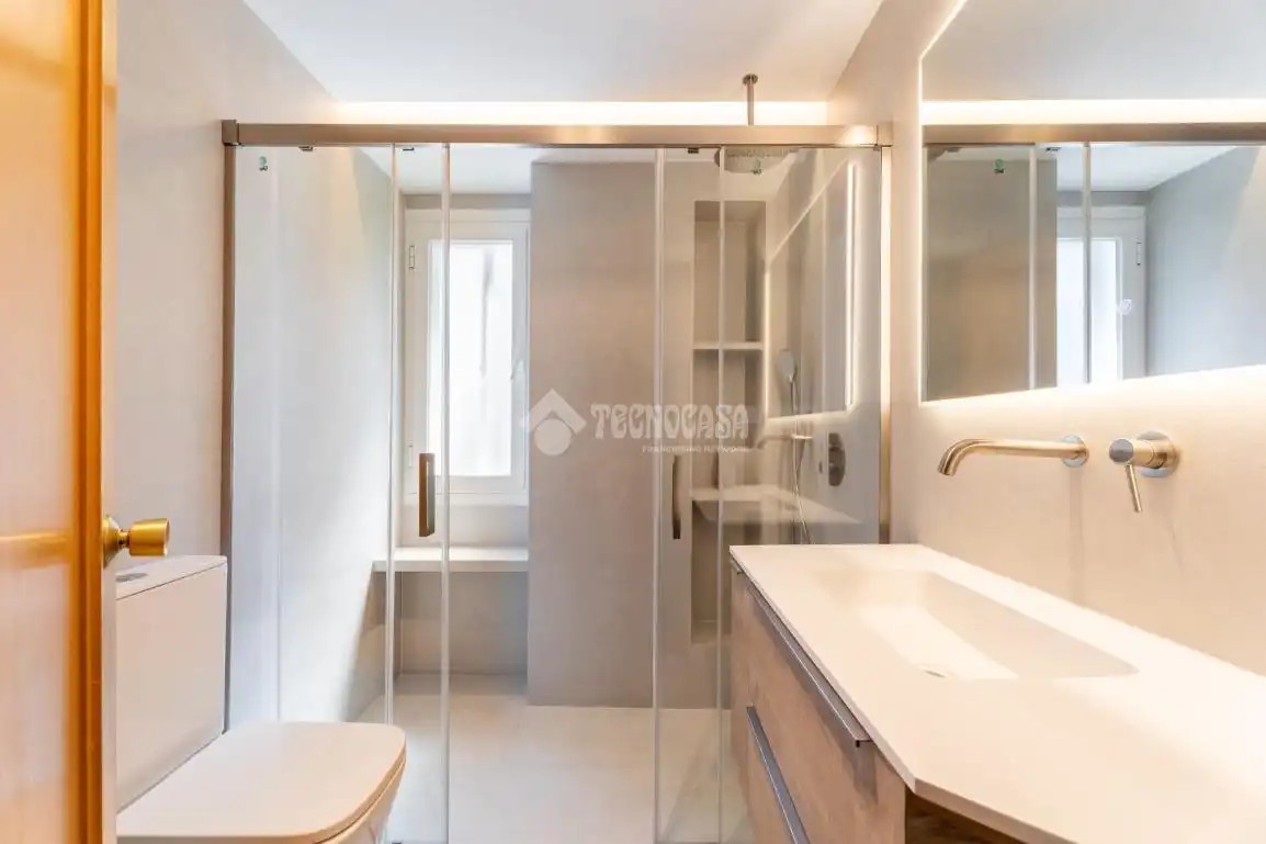 Bathroom of Flat for sale in Majadahonda  with Terrace