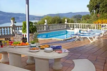 Casa o xalet de lloguer a Escalinata de Soutoxuste, Redondela