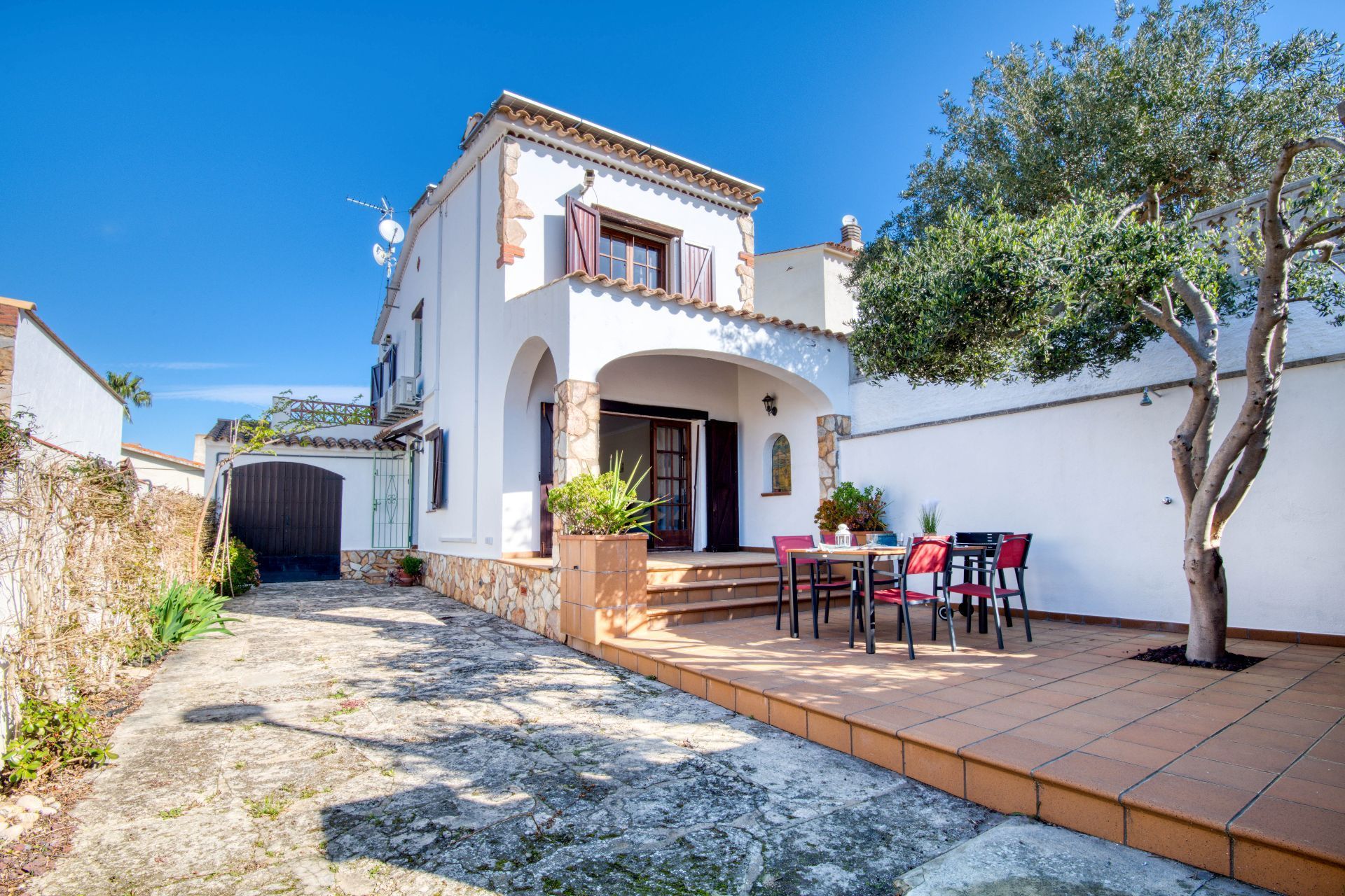 Vista exterior de Casa o xalet en venda en L'Escala amb Aire condicionat, Calefacció i Jardí privat