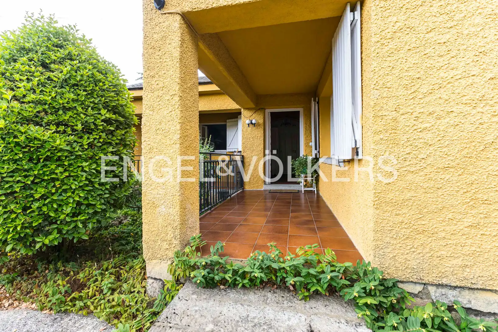 Terrassa de Casa o xalet en venda en Tres Cantos amb Calefacció, Jardí privat i Parquet