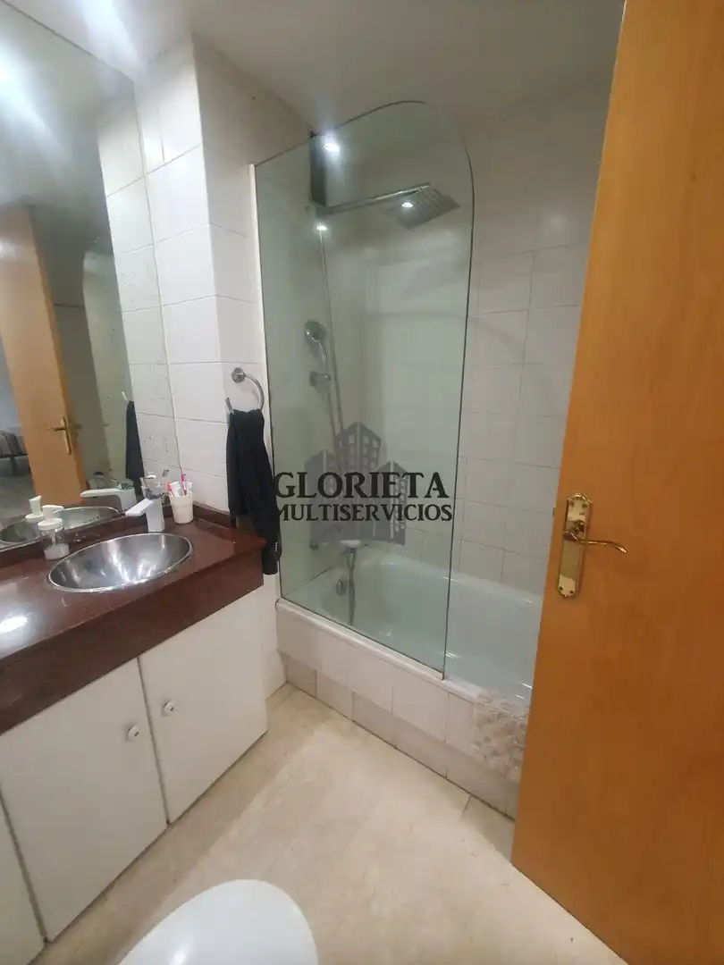 Baño de Piso en venta en Vigo  con Calefacción, Trastero y Amueblado