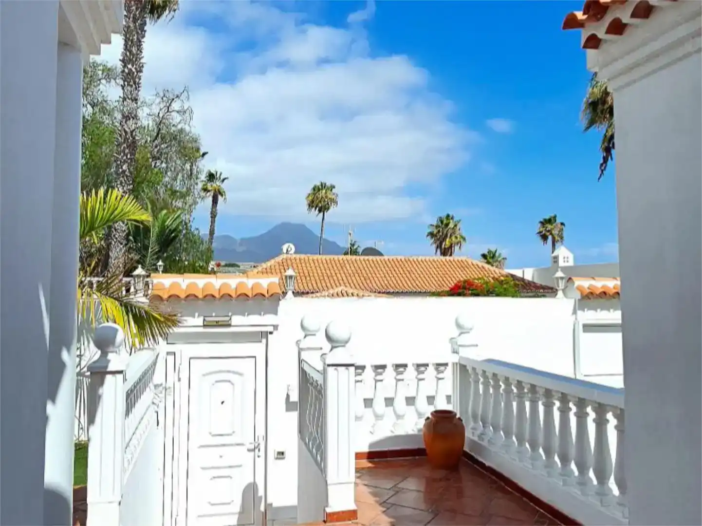 Vista exterior de Casa o xalet en venda en Adeje amb Aire condicionat, Jardí privat i Traster