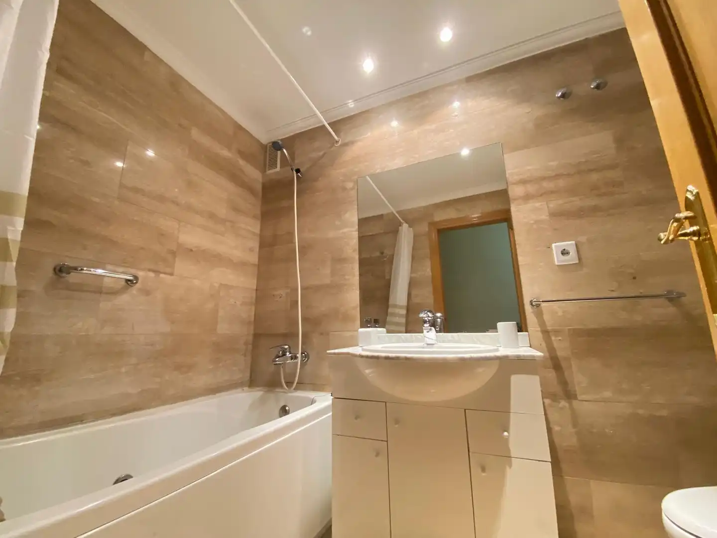 Baño de Apartamento de alquiler en Albacete con Calefacción, Parquet y Amueblado